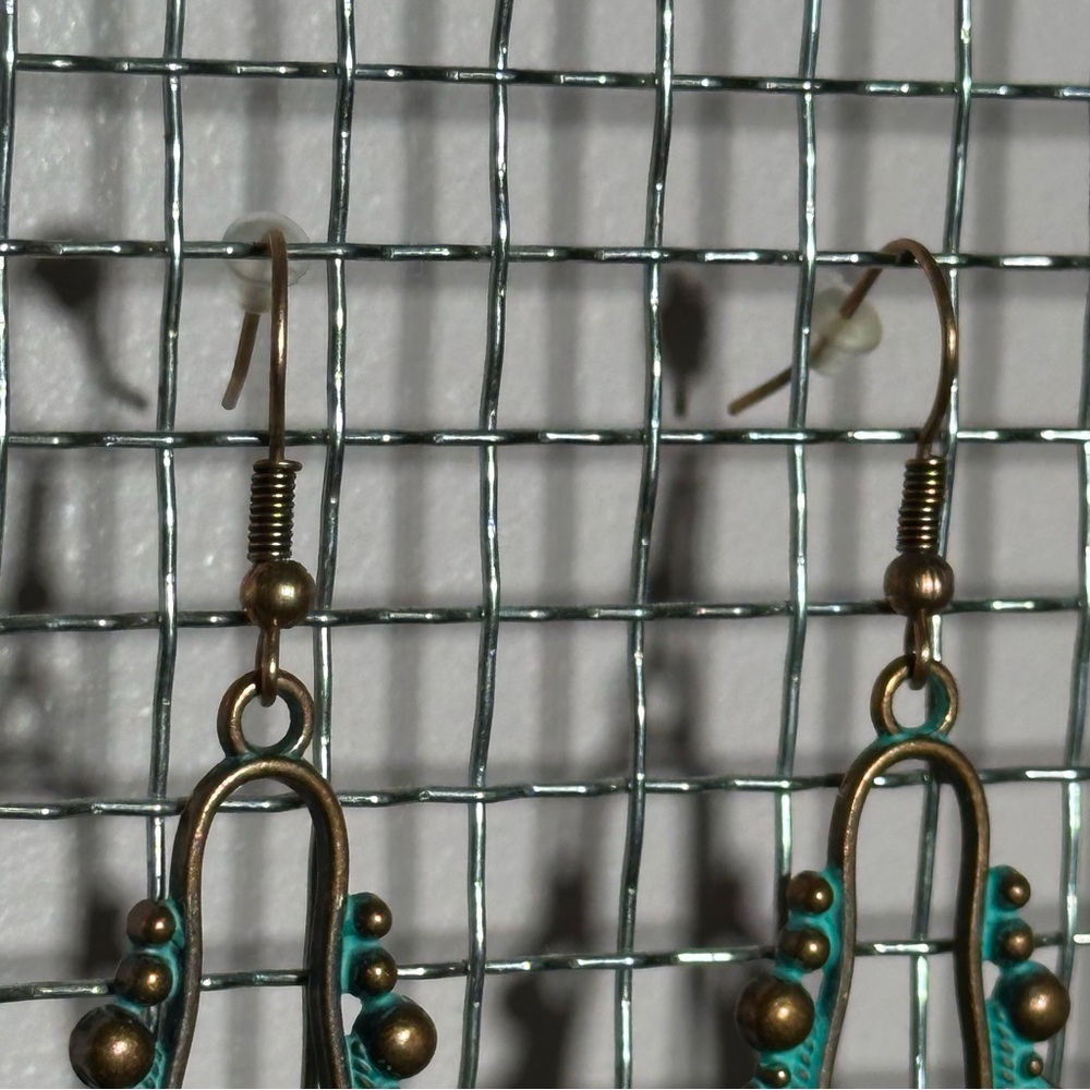 3/$25 NEW BOUTIQUE Antique Bronze Hammered Turquoise Color Drop Dangle Earrings - Picture 4 of 4